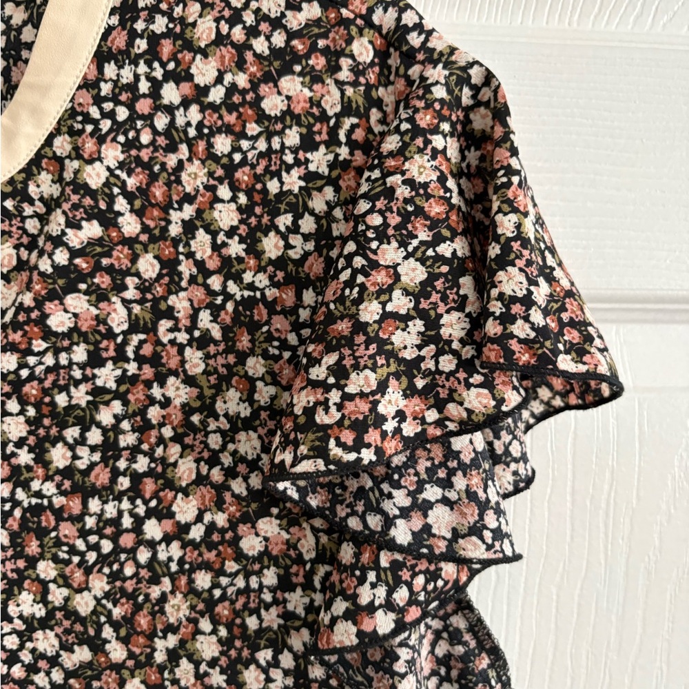 Gaharu Floral Short Sleeve (flutter) Blouse. Size XL - Picture 6 of 7